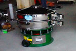 800型單層三次元振動篩，產(chǎn)量可達800kg/h。